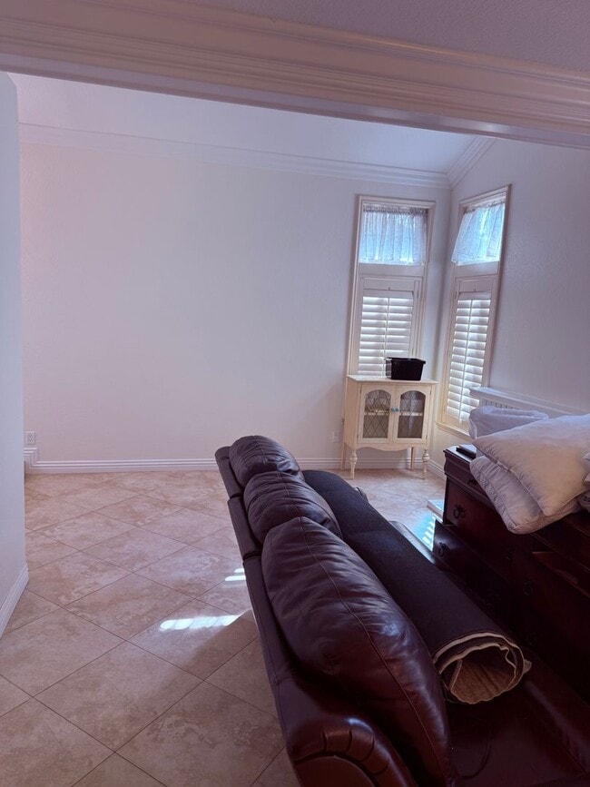 Building Photo - Updated 3BD/2.5BA 2-Story Townhouse in Pri...