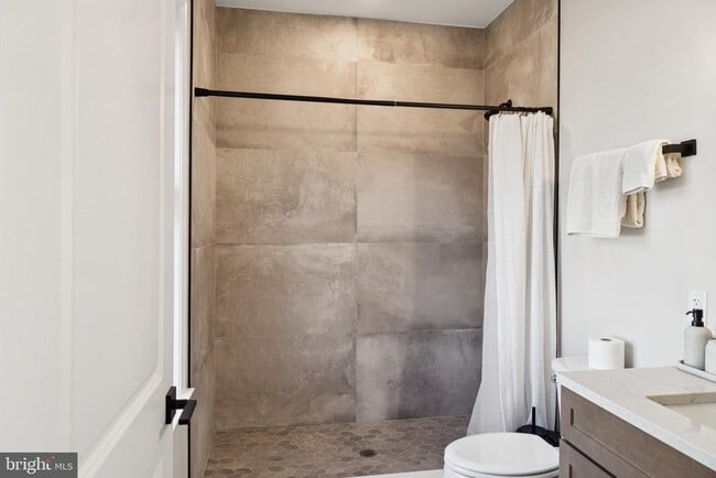 Building Photo - 40 Evergreen Ln