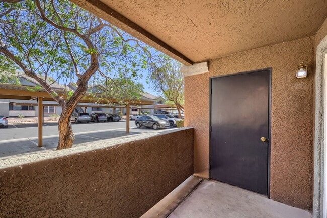 Building Photo - Beautiful 1 Bedroom in Gated Community with a Pool!