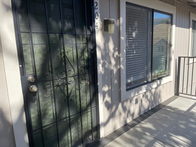 Building Photo - 204 Famoso Plaza