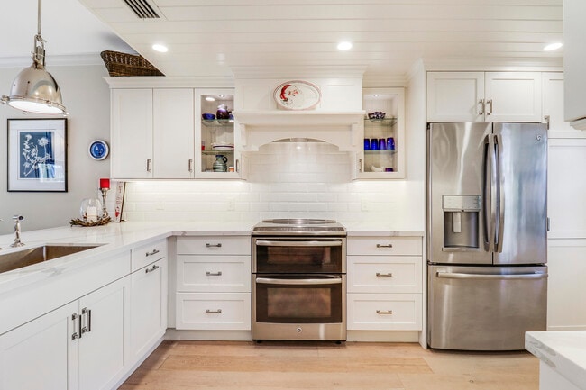 Building Photo - 275 S Beach Rd