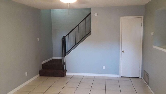 Building Photo - Fantastic 2 bedrooms and 1 bathroom Townho...