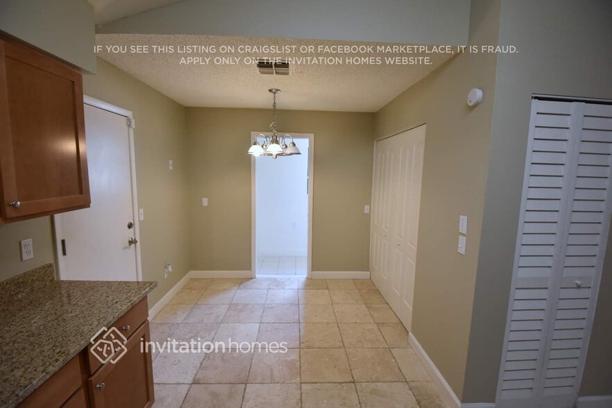 Building Photo - 1617 Carter Oaks Dr