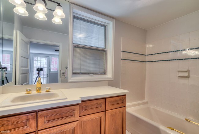 Building Photo - 1 br, 1 bath Condo - 738 Pearl Street