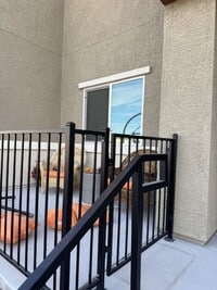 Building Photo - FULLY FURNISHED 3 bed townhouse by the M R...
