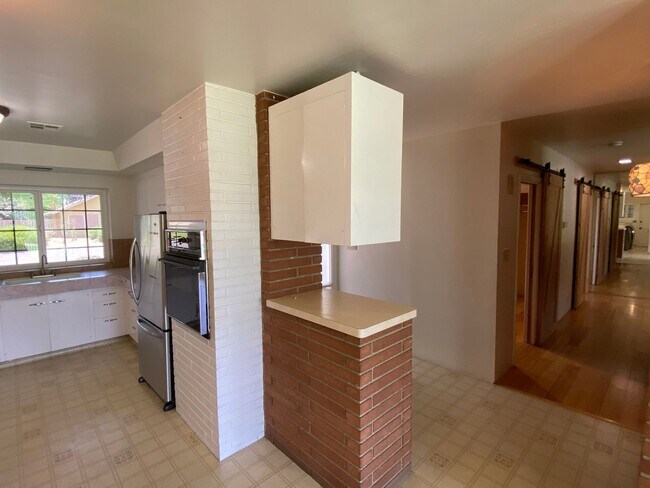 Building Photo - Spacious Visalia home in a well establishe...