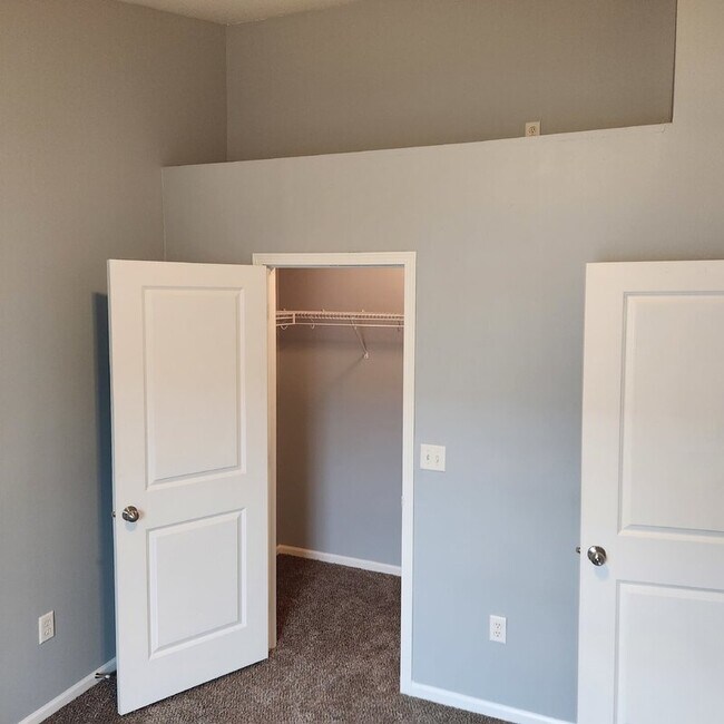Building Photo - 305 NE Kingwood