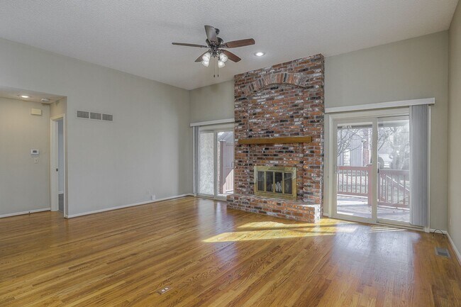 Building Photo - {11409} Updated Duplex in Fantastic Location + Two Car Garage + Main Level Master + Covered Deck