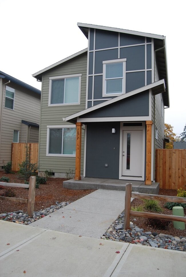 Primary Photo - 3 Bedroom 2.5 Bath Newberg