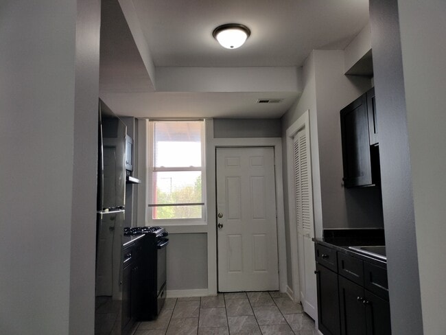 Building Photo - 1413 W 66th St