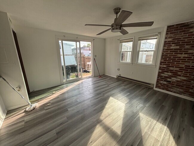 Building Photo - 4 bedroom townhouse Dundalk