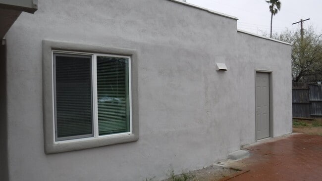 Building Photo - Cute & Cozy 1 Bedroom House on Large Lot (...