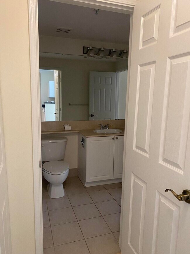 Building Photo - 580 S Sapodilla Ave