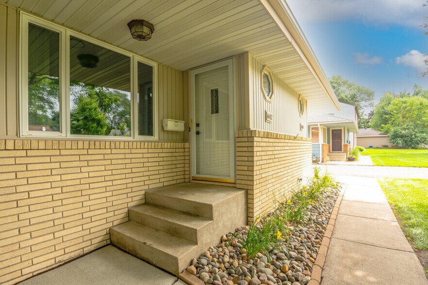 Building Photo - 4442 Vera Cruz Ave N