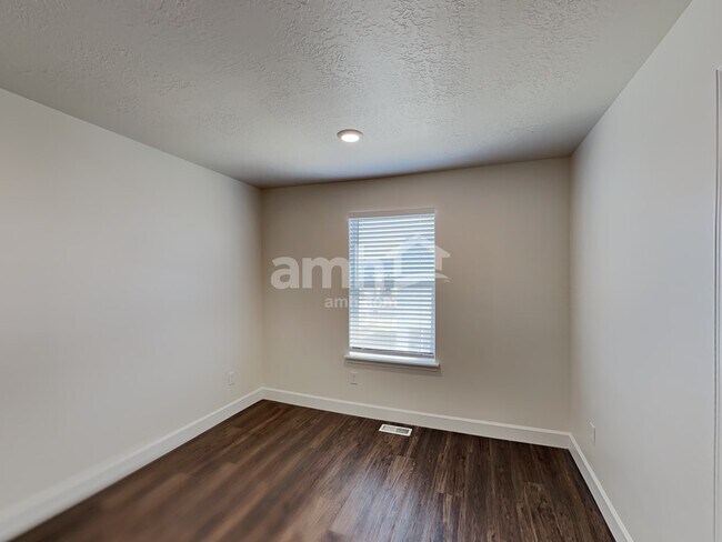 Building Photo - 2320 E Wild Horse Way