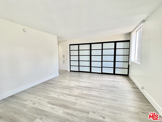 Building Photo - 468 S Roxbury Dr