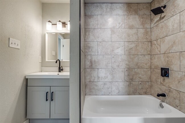 Building Photo - 8725 Victorian Village Dr