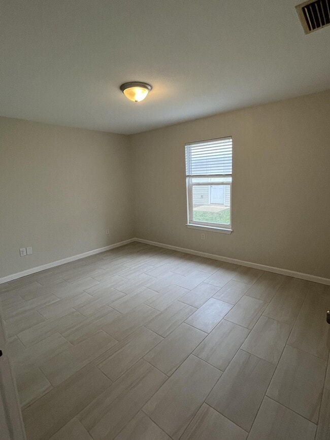 Building Photo - 19 Park Cir SE