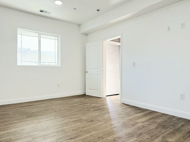 Building Photo - 1731 E 68th St