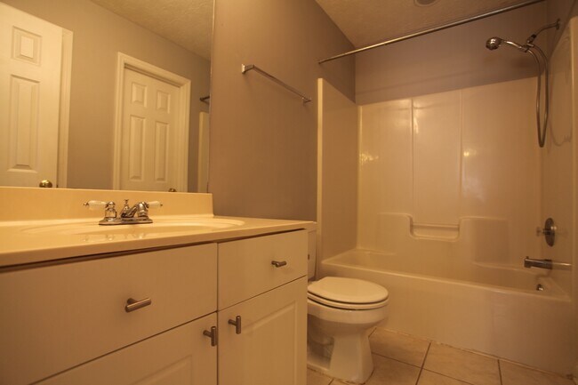 Building Photo - 3bed/3bath Donahue Crossing Condominiums