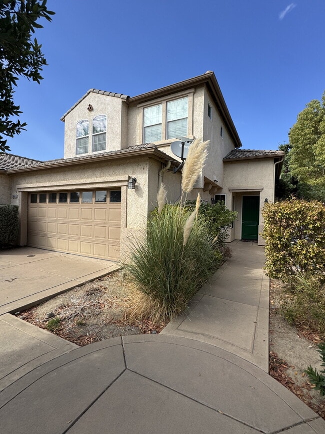 Building Photo - FIRST MONTH FREE RENT Luxurious 4-Bed, 4-B...