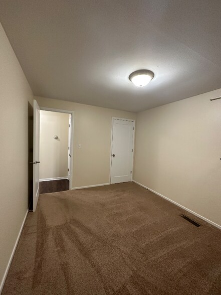 Building Photo - 4055 Royal Oak Dr