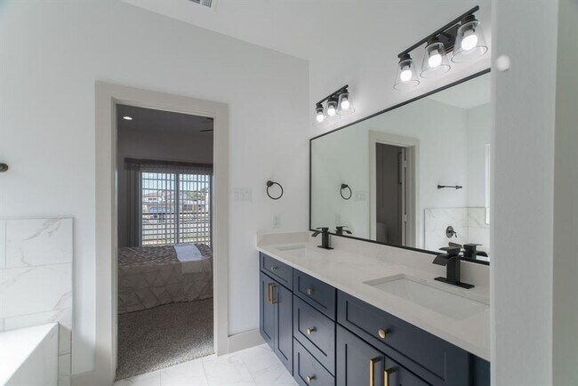 Building Photo - Modern Living with WATER, GAS & ALARM SYST...