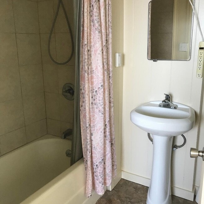 Building Photo - Pacific Heights 1/1 cottage