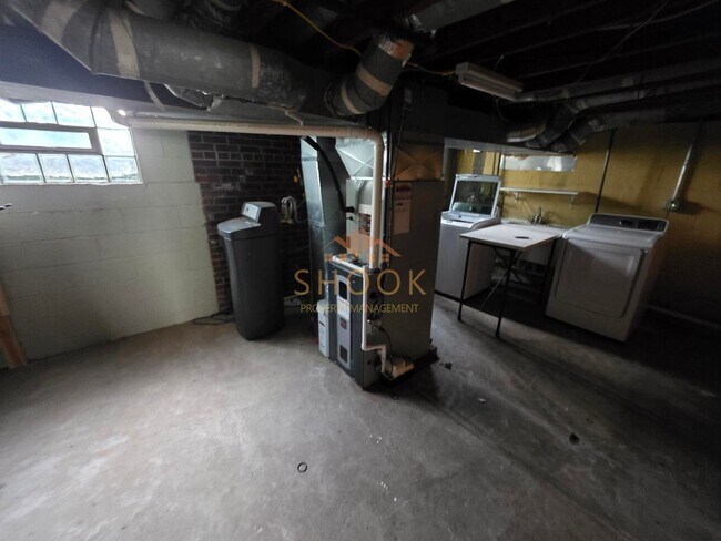 Building Photo - AVAILABLE JANUARY 2027 - BEAUTIFUL AND UNIQUE 4 BR HOME ACROSS CAMPUS