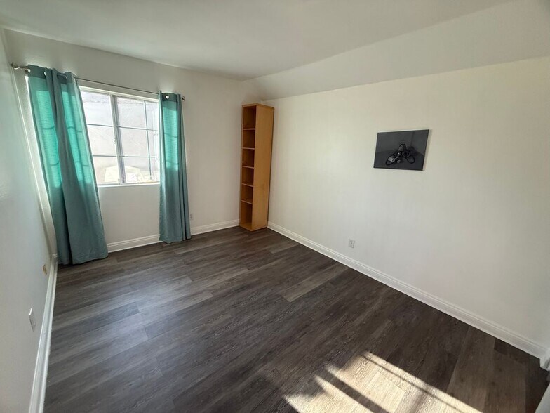 Building Photo - 10302 Parkview Ave