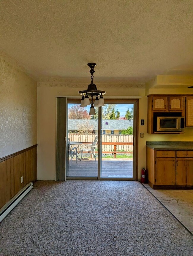 Building Photo - Over Sized 3-Bed, 2.5-Bath SFH w/ 2-Car Garage, & Fenced Backyard!