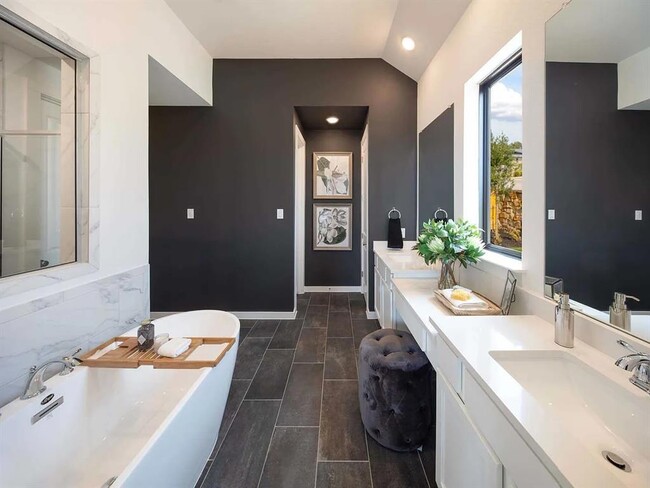 Building Photo - 2516 Carretera Dr