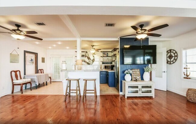Building Photo - 610 Fort Velasco Dr