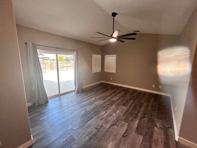 Building Photo - Beautiful 4 bed 2 bath