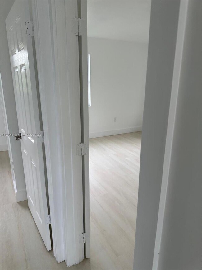 Building Photo - 420 Burning Tree Ln