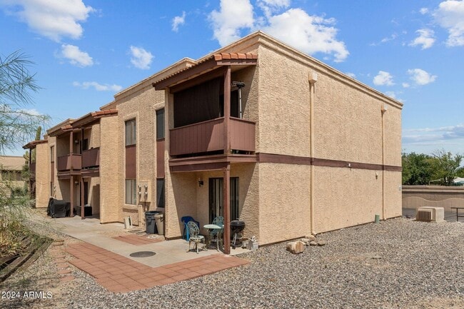 Building Photo - 455 N Tegner St