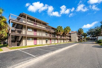 Building Photo - Charming 1 Bedroom / 1 Bathroom Condo – First Floor Unit with Florida Room in a Gated Community.