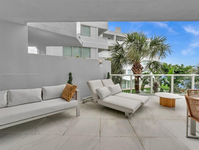 Building Photo - 9821 E Bay Harbor Dr