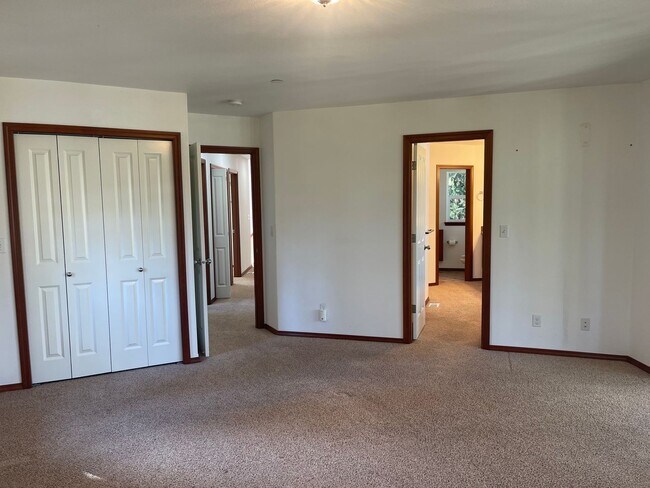 Building Photo - Gorgeous custom built home