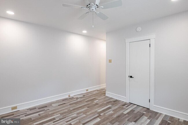 Building Photo - 910 E Bellevue Ave