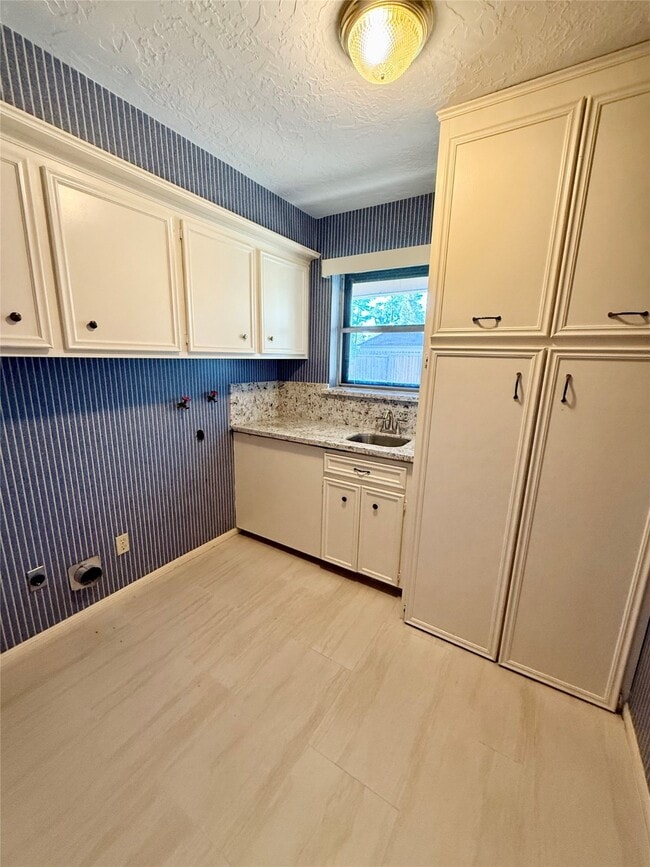 Building Photo - 16711 Sir William Dr