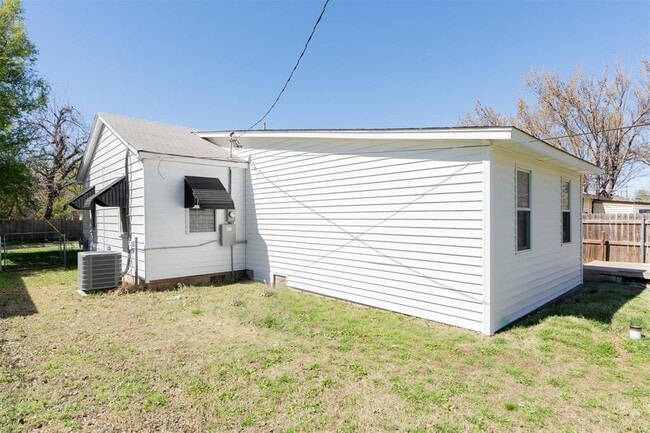 Building Photo - 4906 N Beaver Ave