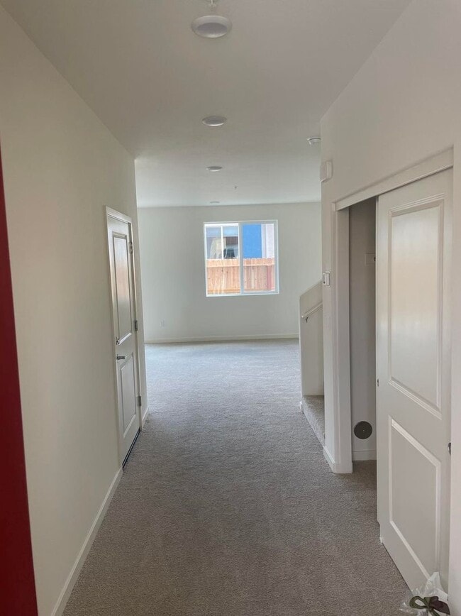 Building Photo - Only 1 Resident - Newer Home