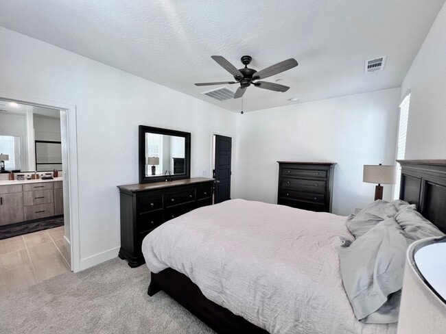 Building Photo - $2,395 Herndon & Peach, 2 Bedroom Townhous...