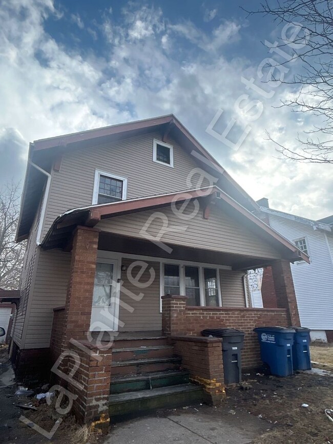 Primary Photo - Spacious 3 Bedroom Home on Sylvania for Rent