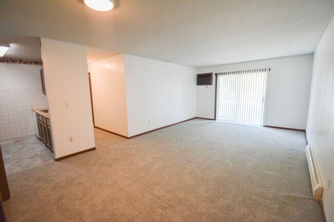 Building Photo - Main floor 2br condo steps from the Dougla...