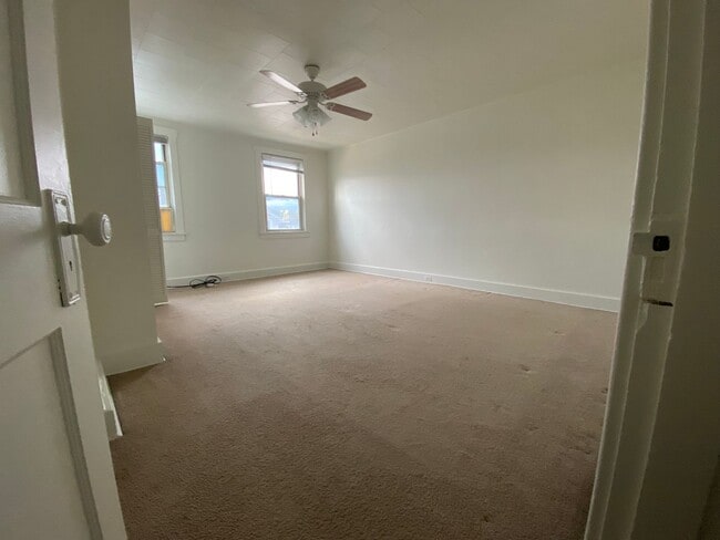 Building Photo - Available October 22, 2025, Lease will end...