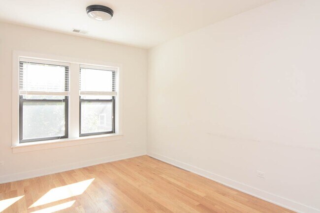 Building Photo - 2210 W Eastwood Ave