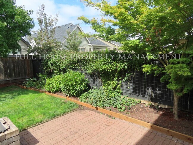 Building Photo - 3 Bed, 2.5 Bath + Bonus room/possible 4th ...