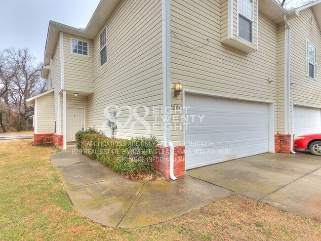 Building Photo - *AVAILABLE NOW!* Spacious 3 Bed/2.5 Bath Duplex Townhome Available in Norman!